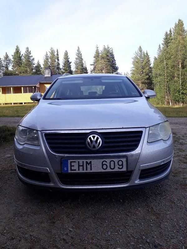 Silver Begagnad 2010 VW Passat Kombi | 5 000 kr (Superpris) - Bild 1/4