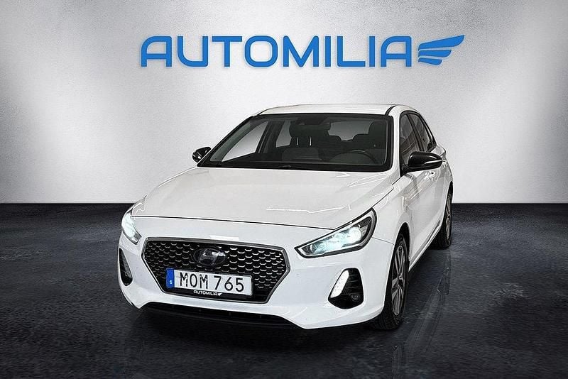 Vit Begagnad 2017 Hyundai i30 Halvkombi | 119 900 kr (Marknadspris) - Bild 1/4
