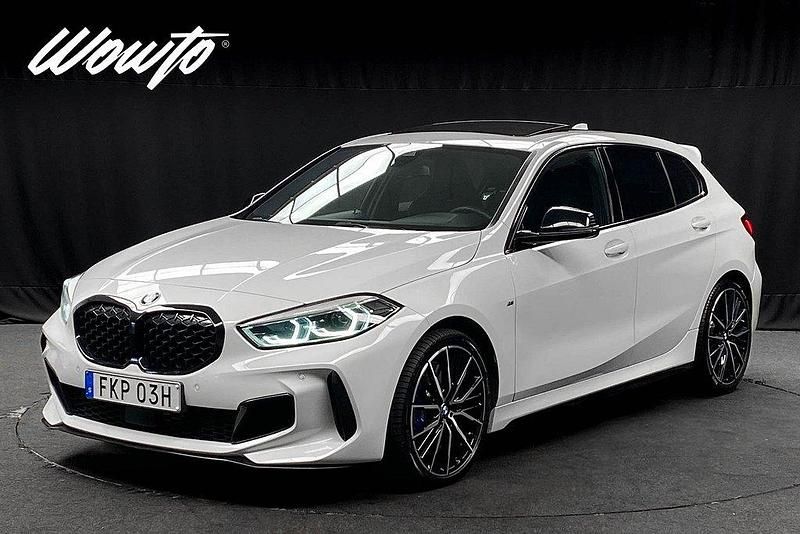 Vit (alpinvit) Begagnad 2021 BMW M135 M Performance Halvkombi | 389 800 kr (Marknadspris) - Bild 1/3