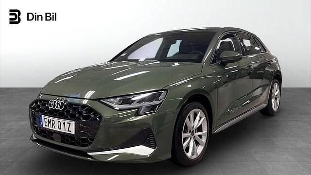 Begagnad Audi A3 Advanced Plus 150 HK (110 kW) 2025 Distriktgrön metallic Sedan