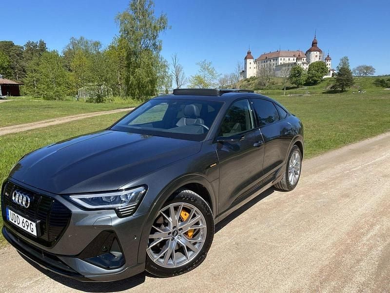 Grå Begagnad 2020 Audi e-tron Sportback S-Line SUV | 348 000 kr (Lite dyr) - Bild 1/3