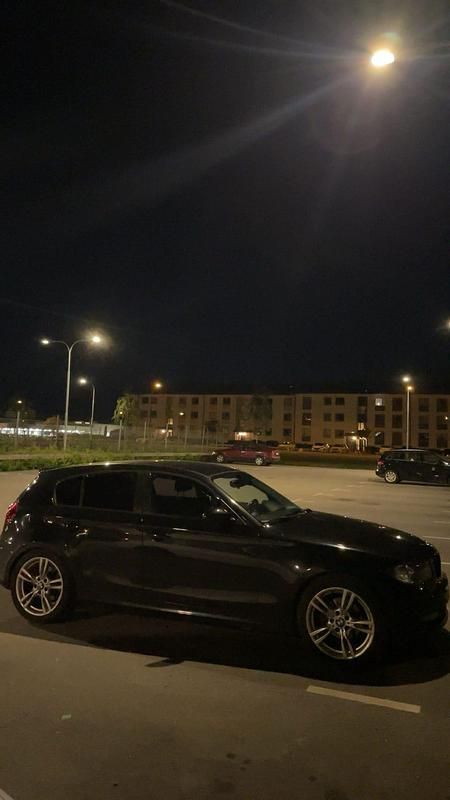 Svart Begagnad 2008 BMW 118 Halvkombi | 59 000 kr (Marknadspris) - Bild 1/4