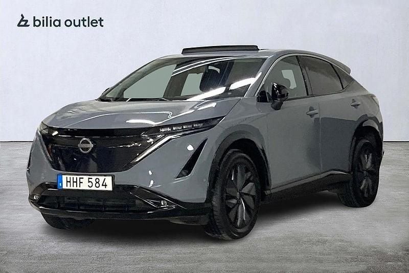 Ljusgrå Begagnad 2023 Nissan Ariya 360º SUV | 409 900 kr (Marknadspris) - Bild 1/3