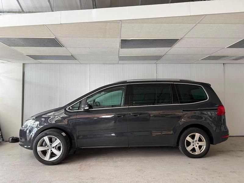 Begagnad VW Sharan 140 HK (102 kW) 2013 Ljusgrå Minibuss