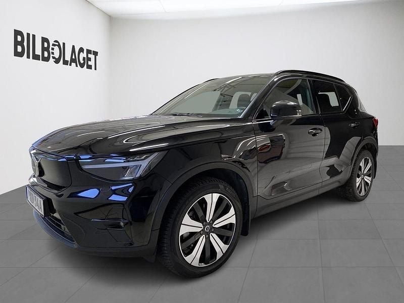 Svart Begagnad 2022 Volvo XC40 Plus SUV | 309 500 kr (Superpris) - Bild 1/4