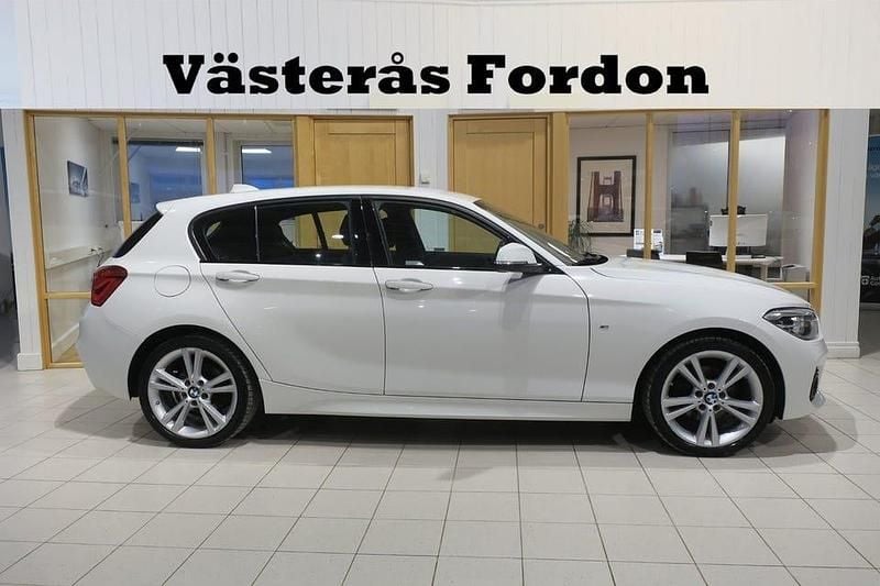 Vit Begagnad 2017 BMW 118 M Sport Halvkombi | 149 900 kr (Marknadspris) - Bild 1/4