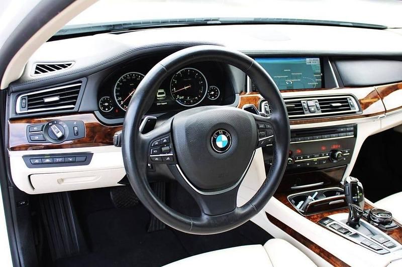 Begagnad BMW 750L 451 HK (331 kW) 2014 Vit Sedan
