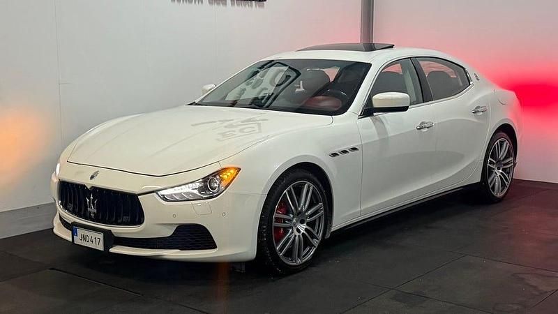 Vit Begagnad 2014 Maserati Ghibli Sedan | 309 900 kr - Bild 1/4