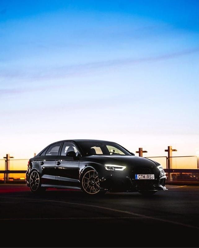 Svart Begagnad 2018 Audi RS3 Halvkombi | 500 000 kr (Marknadspris) - Bild 1/4