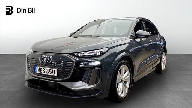 Magnetgrå Begagnad 2024 Audi Q6 e-tron Design SUV | 779 000 kr (Marknadspris) - Bild 1/4