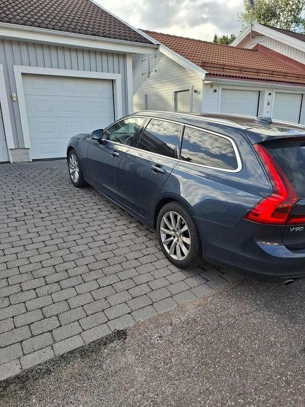 Blå Begagnad 2020 Volvo V90 Momentum Kombi | 245 000 kr (Marknadspris) - Bild 1/4