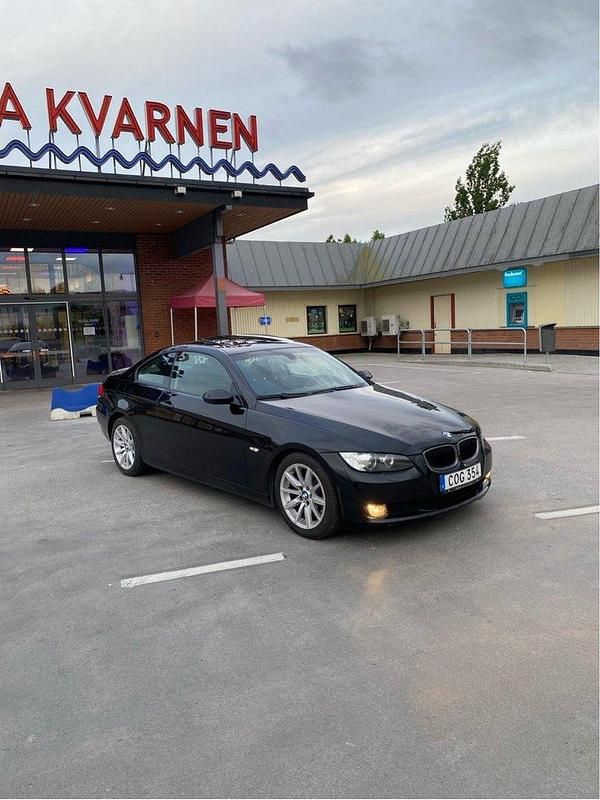 Svart Begagnad 2008 BMW 320 Comfort Edition Sportkupé | 56 000 kr (Bra pris) - Bild 1/4