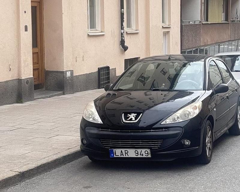 Svart Begagnad 2010 Peugeot 206 Halvkombi | 19 000 kr (Marknadspris) - Bild 1/3