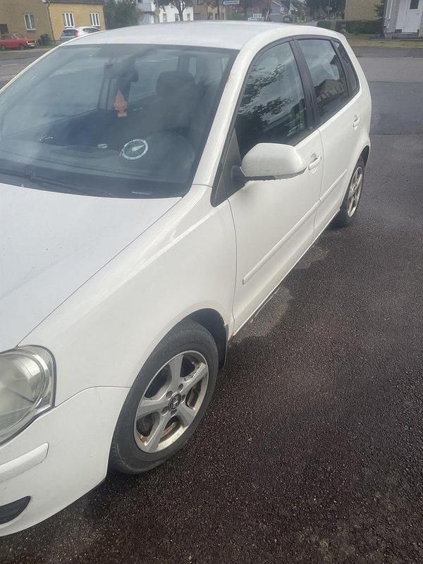 Vit Begagnad 2007 VW Polo Comfortline Halvkombi | 15 000 kr (Dyr) - Bild 1/4