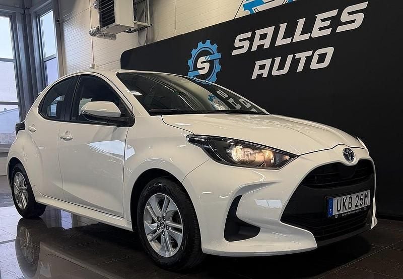 Begagnad Toyota Yaris Hybrid Active 116 HK (85 kW) 2023 Vit Halvkombi