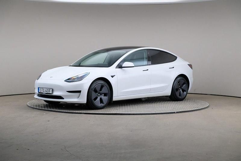 Vit Begagnad 2022 Tesla Model 3 Standard Range Sedan | 315 000 kr (Marknadspris) - Bild 1/4