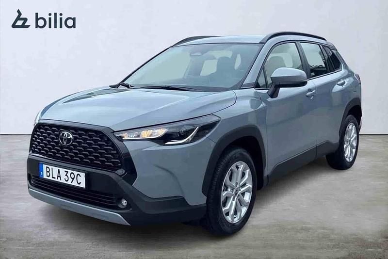 Grå Begagnad 2025 Toyota Corolla Cross Active SUV | 354 900 kr (Marknadspris) - Bild 1/1