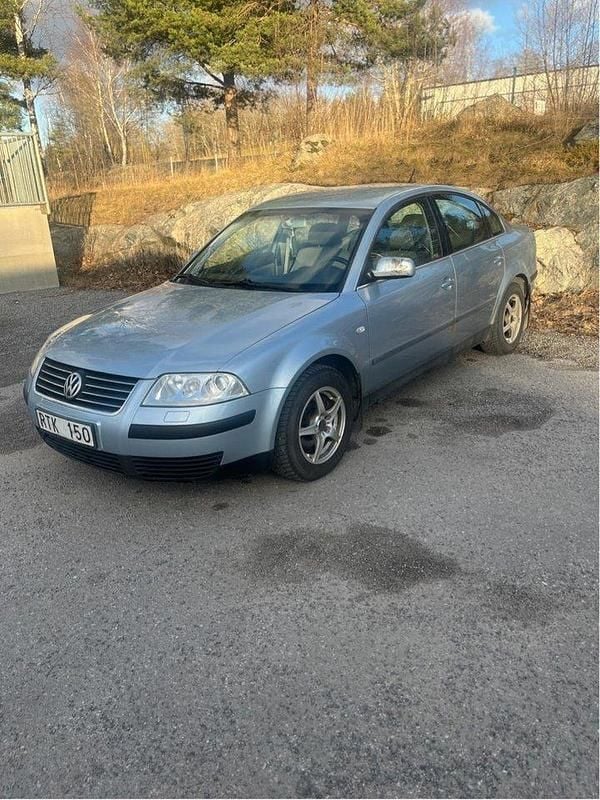Blå Begagnad 2003 VW Passat Trendline Sedan | 13 900 kr (Marknadspris) - Bild 1/4
