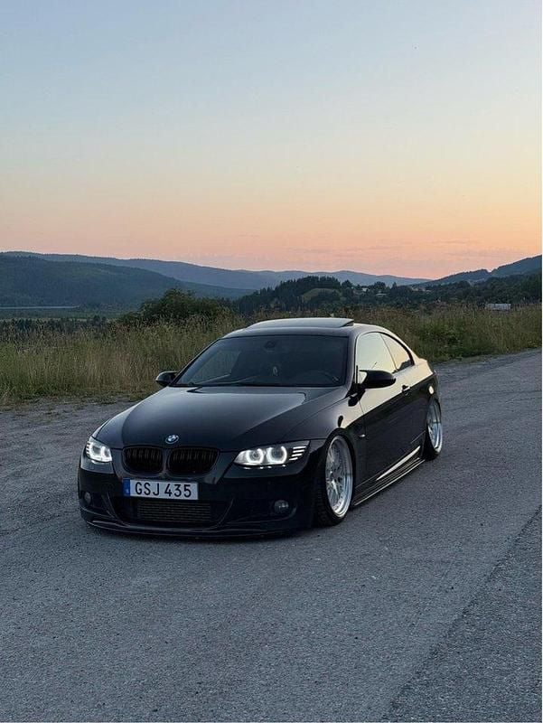 Svart Begagnad 2008 BMW 335 M Sport Sportkupé | 200 000 kr (Lite dyr) - Bild 1/4