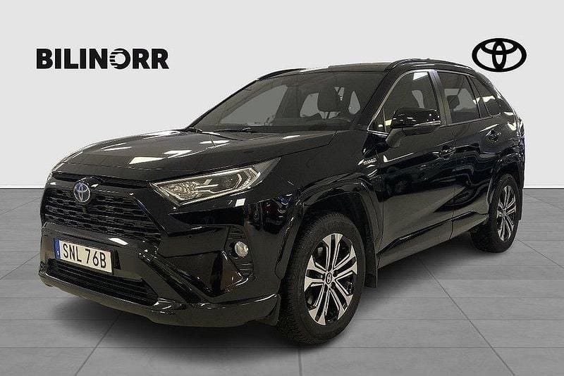 Svart Begagnad 2021 Toyota RAV4 Hybrid SUV | 359 900 kr (Marknadspris) - Bild 1/3
