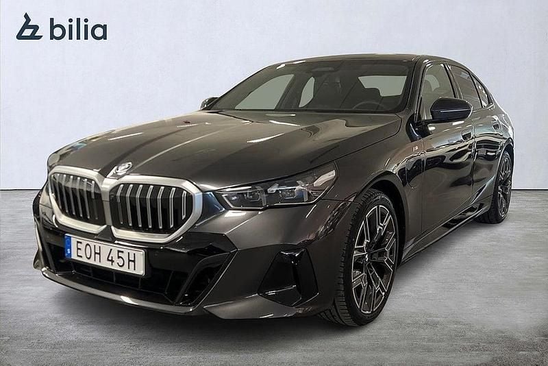 Grå Begagnad 2025 BMW 530e Comfort Edition Sedan | 639 900 kr (Marknadspris) - Bild 1/4