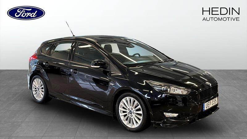Svart (black) Begagnad 2016 Ford Focus Halvkombi | 130 000 kr (Dyr) - Bild 1/4