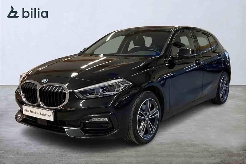 Svart Begagnad 2023 BMW 118 Halvkombi | 265 000 kr (Marknadspris) - Bild 1/1