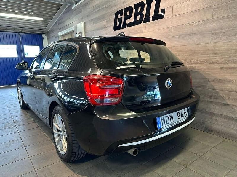 Begagnad BMW 118 Urban Line 143 HK (105 kW) 2011 Svart Halvkombi