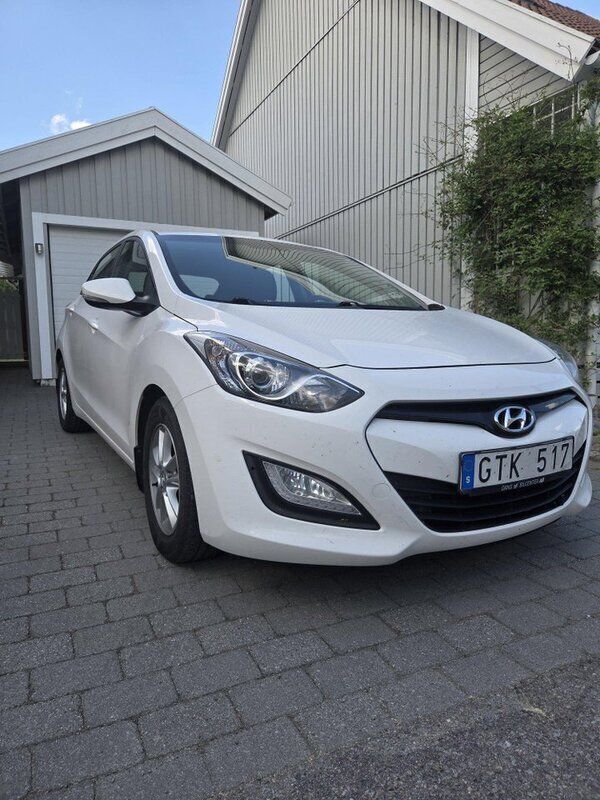 Vit Begagnad 2014 Hyundai i30 Halvkombi | 75 000 kr (Marknadspris) - Bild 1/3