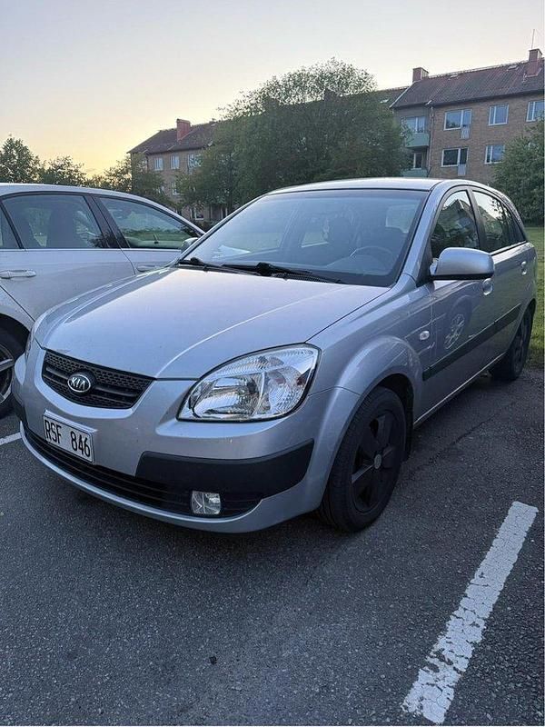 Silver Begagnad 2008 Kia Rio 4 Halvkombi | 33 000 kr (Marknadspris) - Bild 1/4
