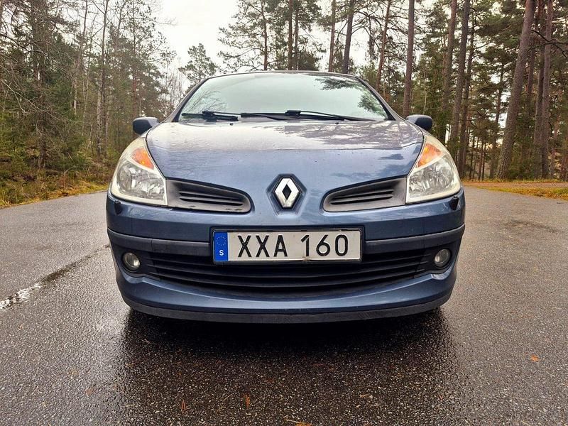 Begagnad Renault Clio R.S. Expression 98 HK (72 kW) 2004 Röd Halvkombi