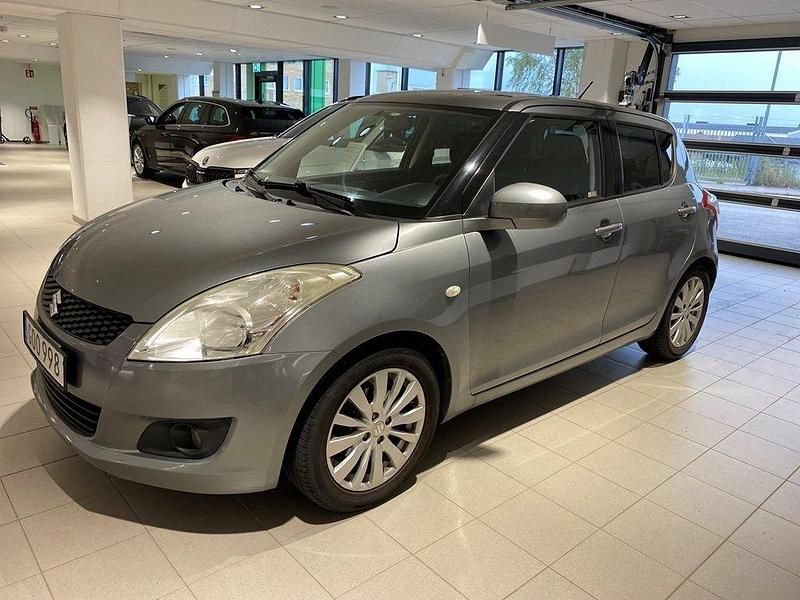 Grå Begagnad 2012 Suzuki Swift Halvkombi | 69 000 kr (Marknadspris) - Bild 1/4