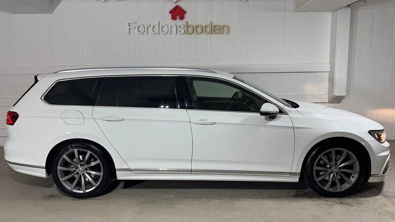 Vit Begagnad 2016 VW Passat R-line Kombi | 169 400 kr (Marknadspris) - Bild 1/3
