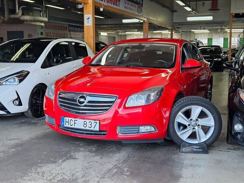 Röd Begagnad 2012 Opel Insignia Edition Halvkombi | 59 999 kr (Bra pris) - Bild 1/4