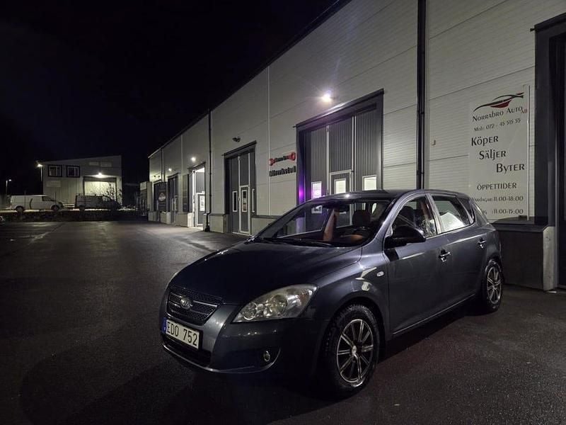 Grå Begagnad 2008 Kia Ceed Halvkombi | 36 900 kr (Marknadspris) - Bild 1/4