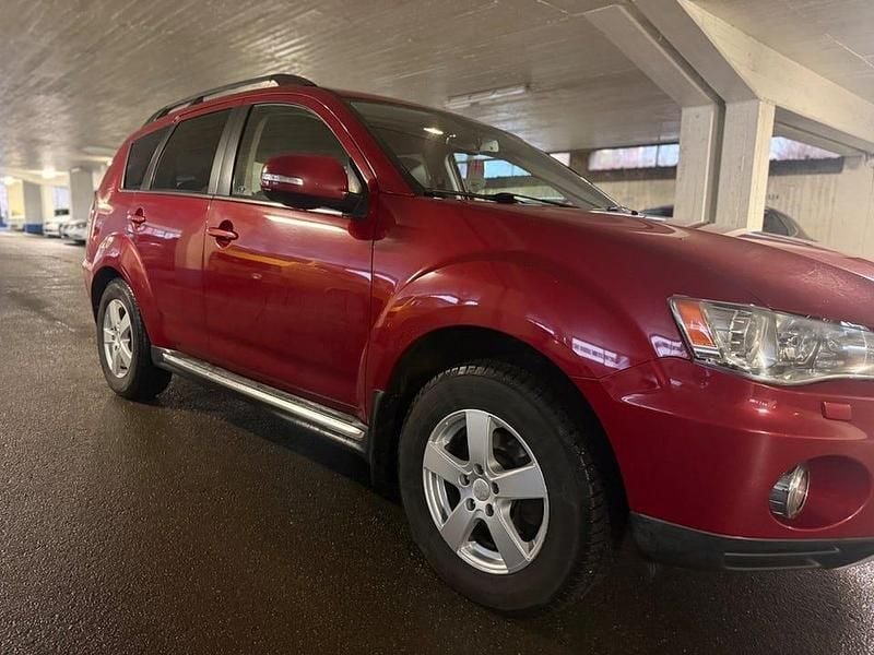 Begagnad Mitsubishi Outlander 156 HK (114 kW) 2011 Mörkröd SUV