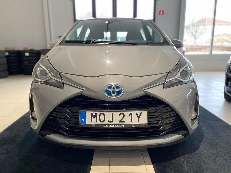 Begagnad Toyota Yaris Hybrid Active 101 HK (74 kW) 2019 Grå Halvkombi
