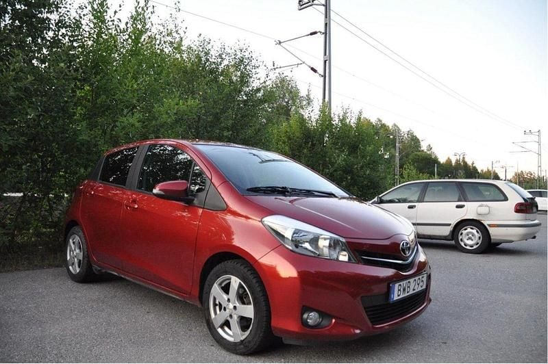 Röd Begagnad 2014 Toyota Yaris Edition Halvkombi | 120 000 kr (Lite dyr) - Bild 1/4