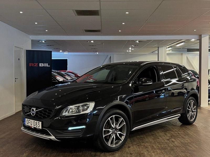 Svart Begagnad 2016 Volvo V60 CC Summum Kombi | 149 900 kr (Marknadspris) - Bild 1/3