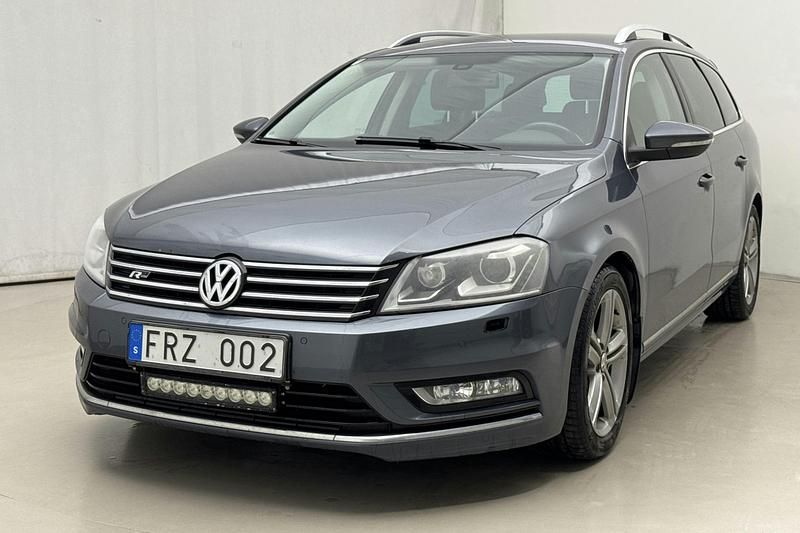 Ljusgrå Begagnad 2013 VW Passat GT Sedan | 107 000 kr (Marknadspris) - Bild 1/4