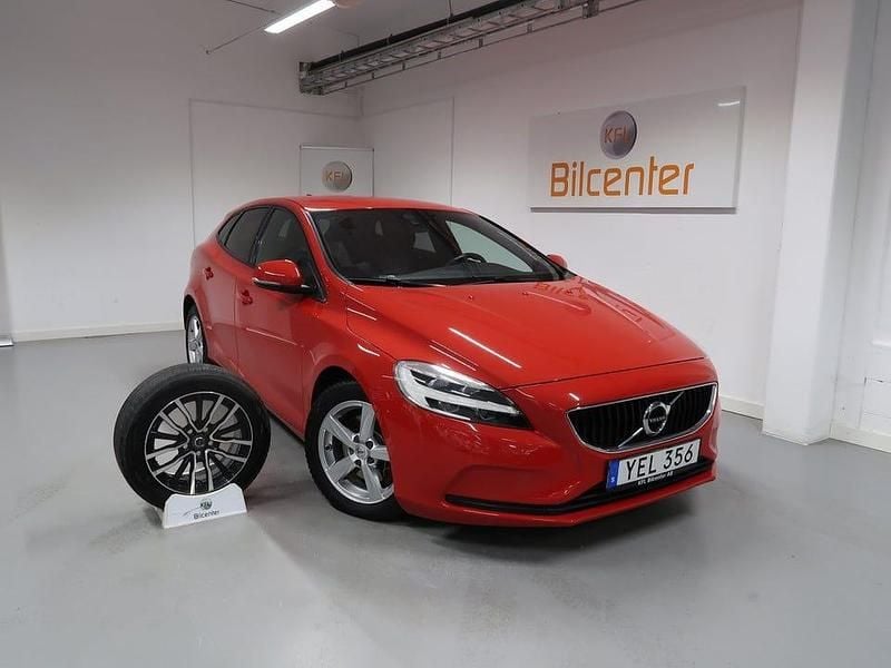 Begagnad Volvo V40 Momentum 122 HK (89 kW) 2016 Röd Halvkombi
