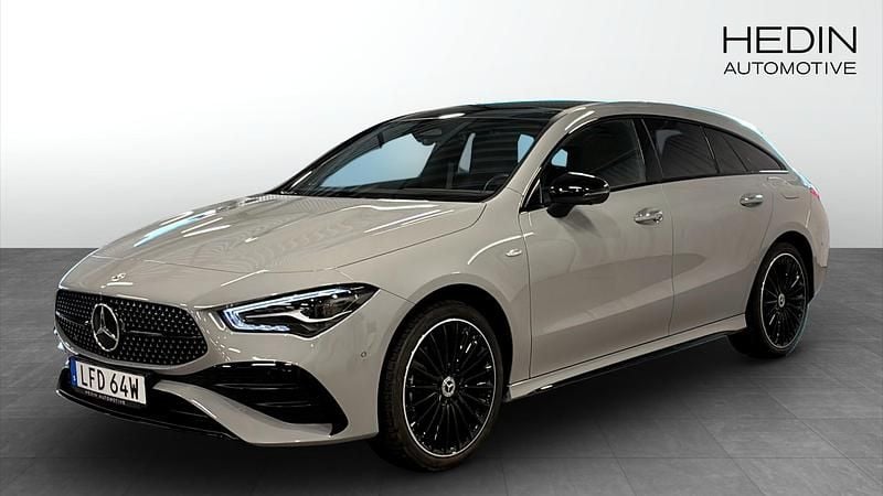 Grå (grey) Begagnad 2025 Mercedes CLA250e Shooting Brake AMG Kombi | 529 900 kr - Bild 1/4