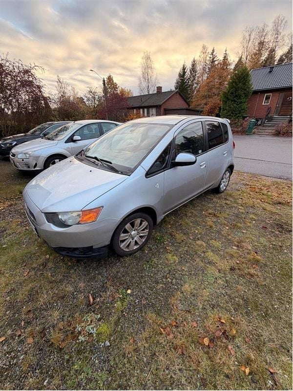 Silver Begagnad 2013 Mitsubishi Colt Halvkombi | 30 000 kr (Marknadspris) - Bild 1/4
