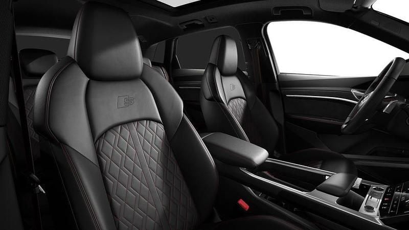 Begagnad Audi Q8 e-tron S-Line 300 kW (408 HK) 2024 Metallic SUV