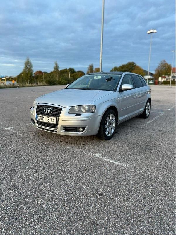 Silver Begagnad 2006 Audi A3 Sportback Comfort Halvkombi | 22 000 kr (Marknadspris) - Bild 1/4