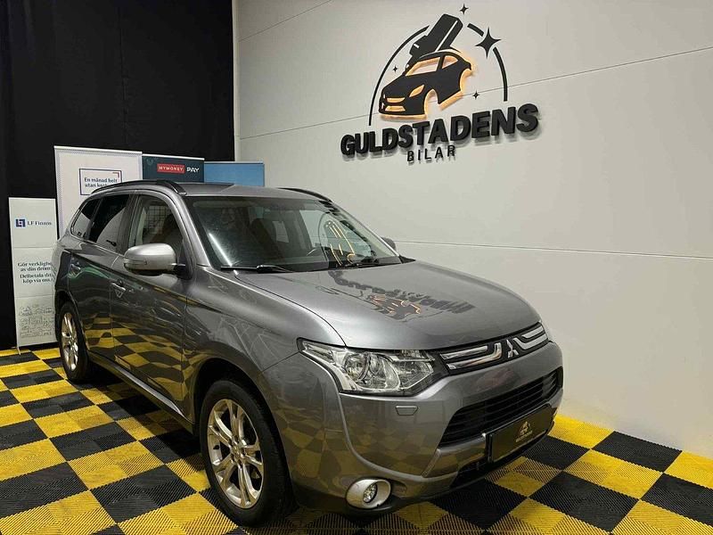 Grå Begagnad 2013 Mitsubishi Outlander Comfort Edition SUV | 89 900 kr (Marknadspris) - Bild 1/3