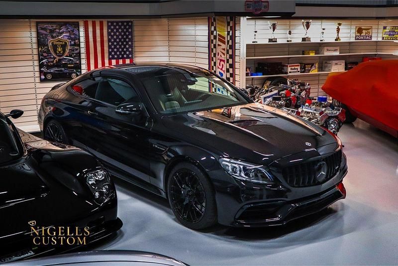 Svart Begagnad 2021 Mercedes C63S AMG AMG Sportkupé | 789 000 kr (Marknadspris) - Bild 1/4