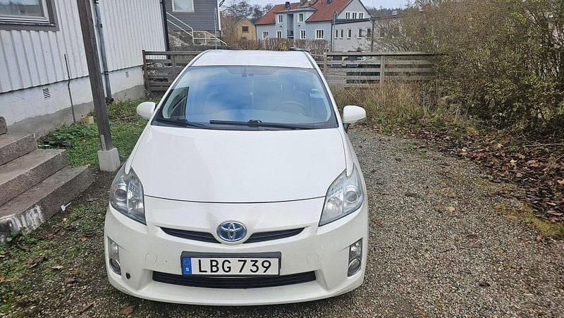 Vit Begagnad 2010 Toyota Prius Halvkombi | 80 000 kr (Marknadspris) - Bild 1/4