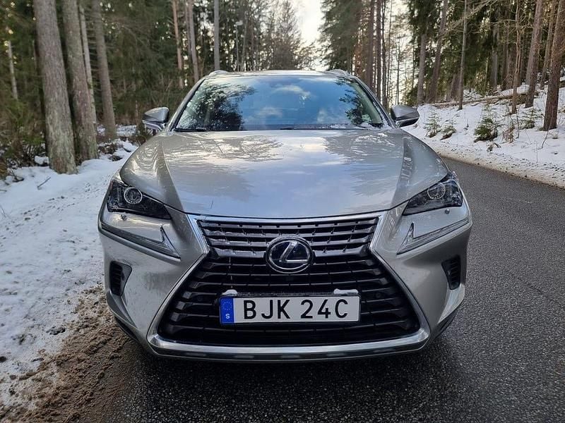 Begagnad Lexus NX300h Executive Line 197 HK (144 kW) 2019 Grå SUV