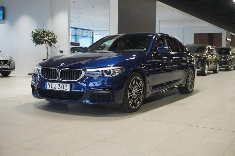 Medelhavsblå metallic Begagnad 2019 BMW 530 iPerformance Sedan | 309 800 kr (Lite dyr) - Bild 1/4